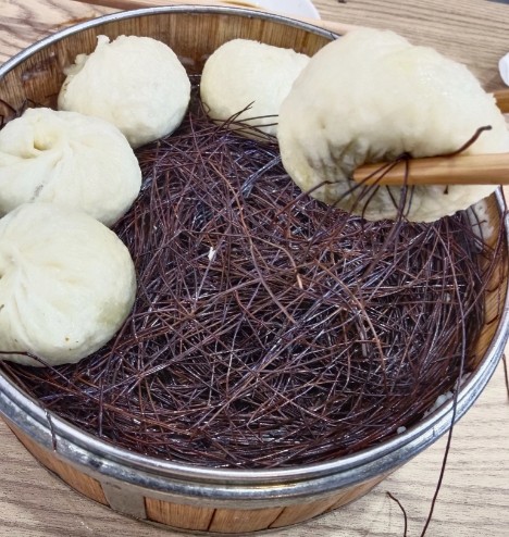 平时经常吃的小笼包，有人知道包子下边垫的这是什么东西吗？请大神科普下。