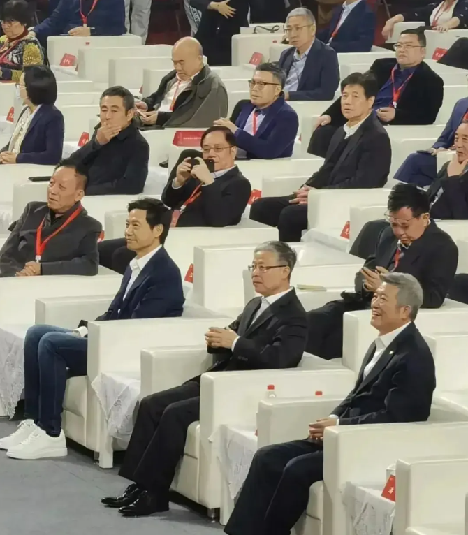 直到看见这张照片，你才明白易中天在“武汉大学”的地位。
易中天是厦门大学的教授，