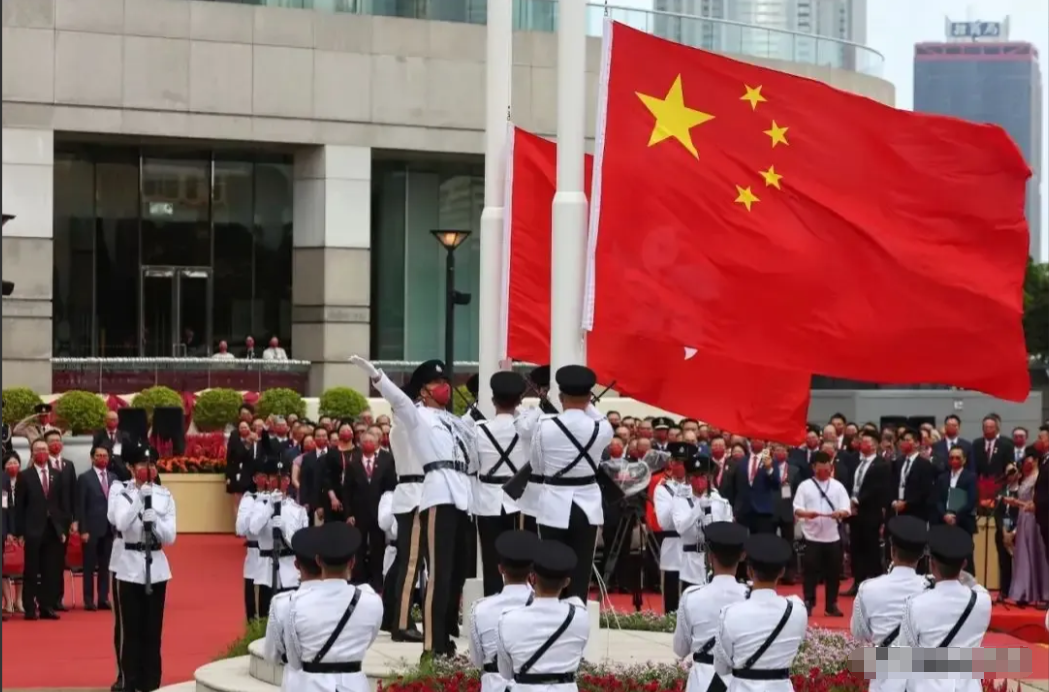 香港政府有535名政府雇员拒绝宣誓并已全数离职。香港公务员事务局局长杨何蓓茵表示