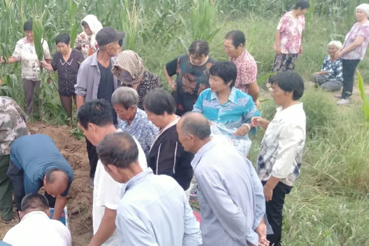 这种陋习，该抛弃了。
死了还要“娶媳妇”，太荒唐。
邻居的儿子，去世12年了，当
