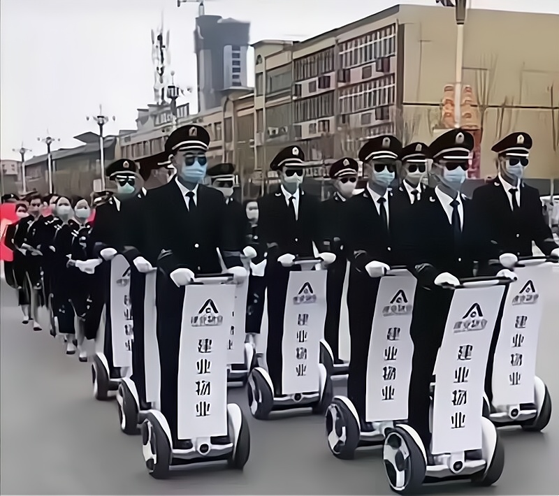 建业物业在整什么大动作？镜头下，一群身穿制服的保安，戴着墨镜和口罩，踩着平衡车，