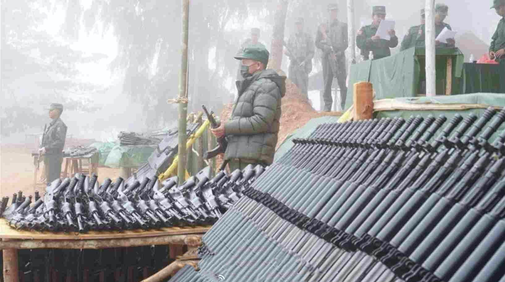 发枪仪式，果敢同盟军向入伍新兵发突击步枪，全是崭新的81扛全自动步枪。在缅甸，从