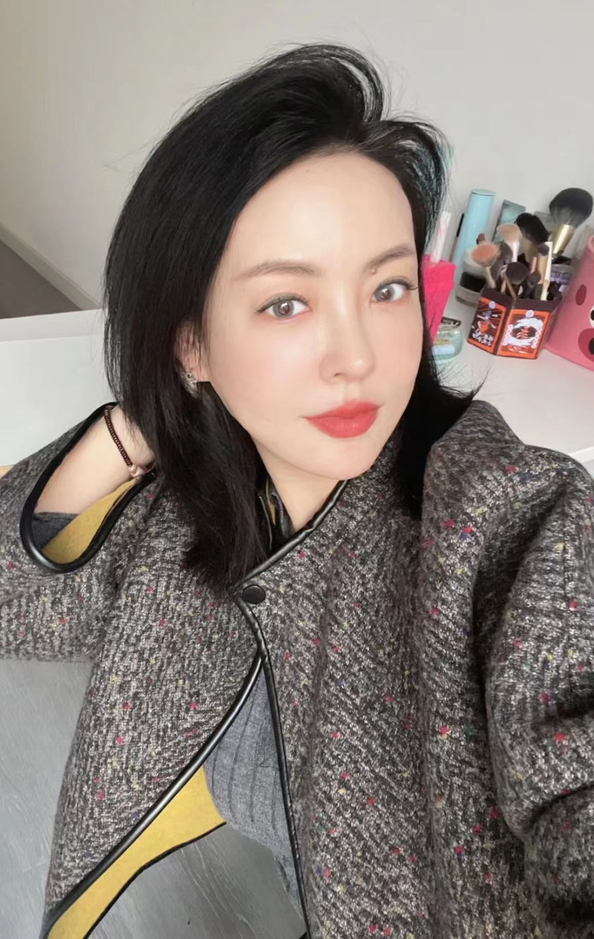 今天洗澡的时候，我儿子跑进来要上厕所。我正准备说他，他却立马打断我说：“我闭眼睛