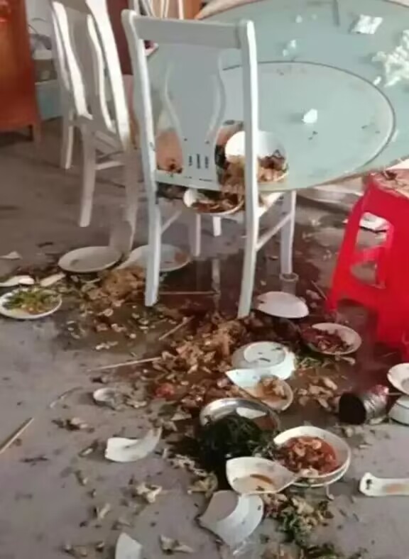 大年初七，小舅子把桌子给掀了，一大桌子的菜全倒地上了[流泪][流泪][流泪]原因
