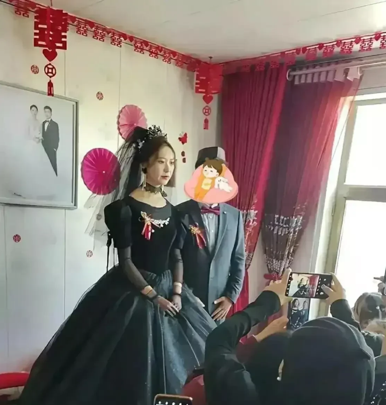 一对新人结婚，新娘不顾新郎家人的坚决反对，执意穿上黑色婚纱出嫁，结果，很多亲戚朋