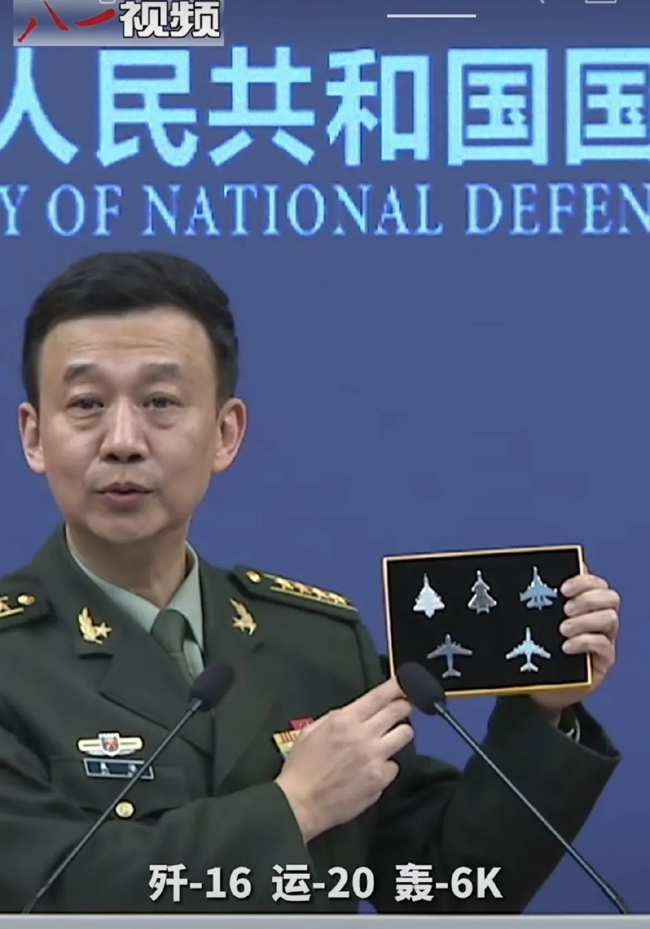 这哪是送礼，明明是赤裸裸的，……炫耀 ​
哪有轰20？明明只有轰6改[吐舌]
说