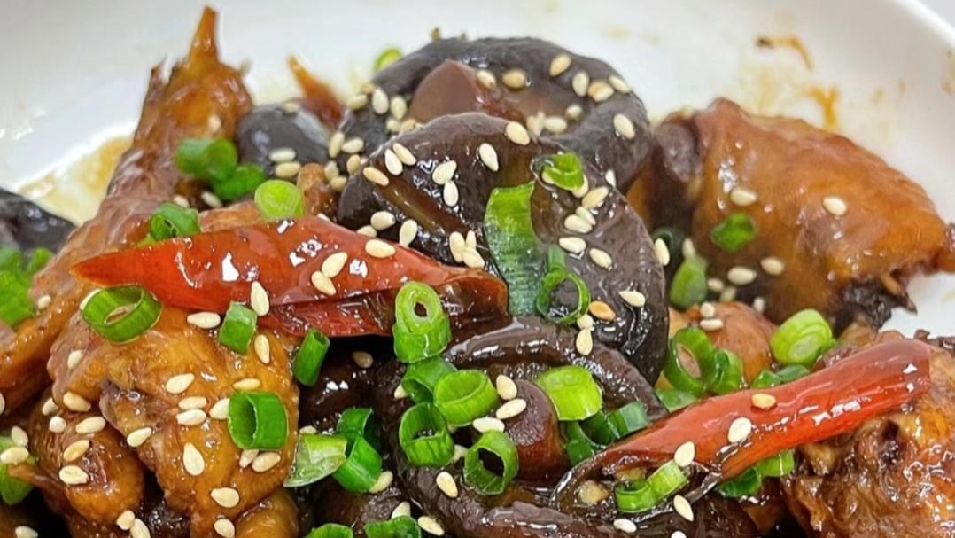 家里有养土鸡的，可以来一道红烧香菇鸡块，香气扑鼻，超级下饭！
