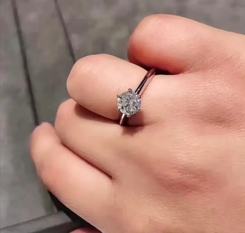 “太炸裂！”广东广州，一女子将6万元钻戒，2万便宜卖给了同事，哪知道，一星期后，