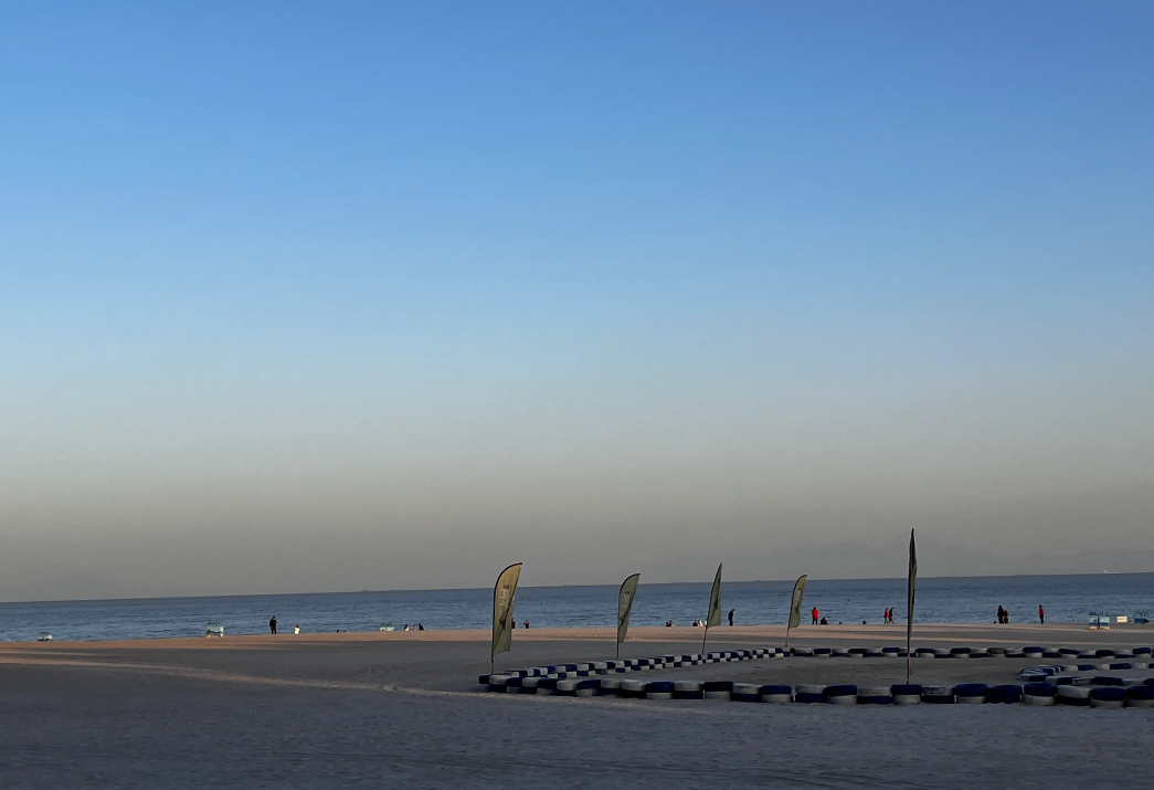 今天算是见到了一位神人！在泳池更衣室不穿衣服，光着身子不紧不慢的做其他事的。

