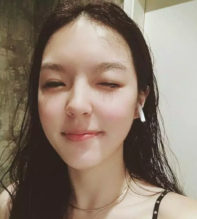 李咏女儿回国宣布出道，网友：从哪来回哪去，中国不欢迎你是真的吗？