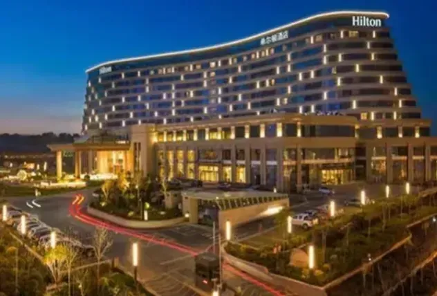 上海有个人，拿了2000万拆迁款，不买房，住五星级酒店，每天800，包月2万。酒