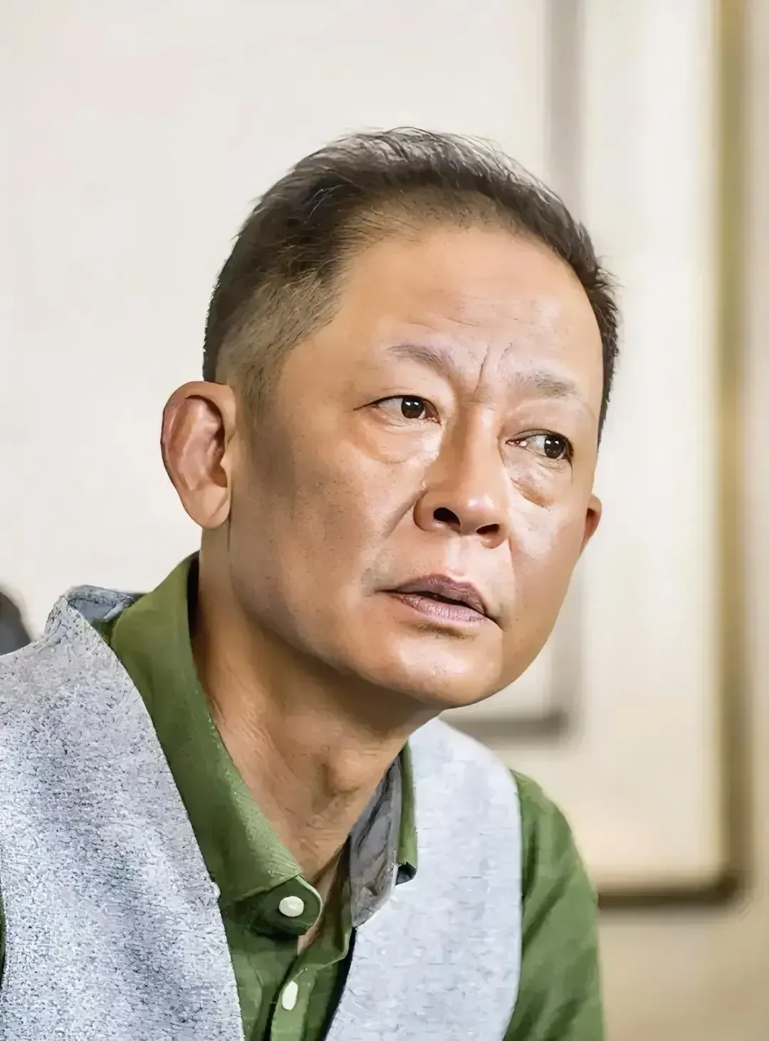 王志文有这样一段经典台词：“在社会上混，有一条铁律，就是你说点好话，就能搞定50