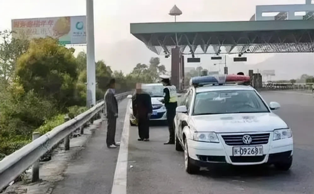 陕西宝鸡，一男子因挡风玻璃有污渍，影响视线，为安全起见，男子遂将车停在收费站擦拭