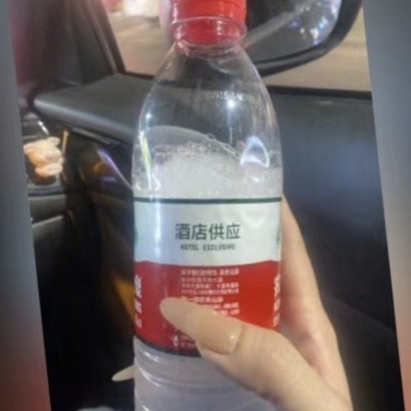 女子称喝酒店矿泉水致洗涤剂中毒
12月10号，湖南衡阳有网友发视频说，喝酒店在房