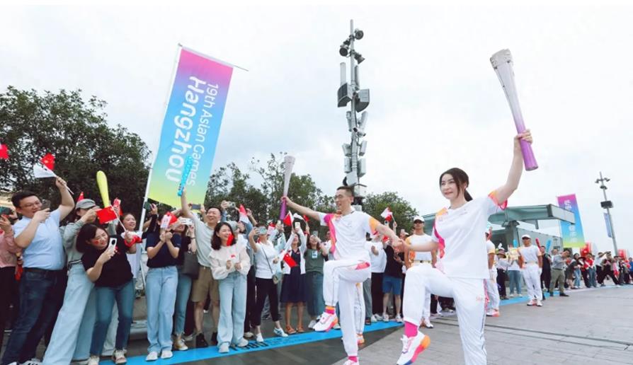 杭州亚运会中国香港巨富霍家成为了大众的焦点，原因是，霍家有3位家族成员担任要职。