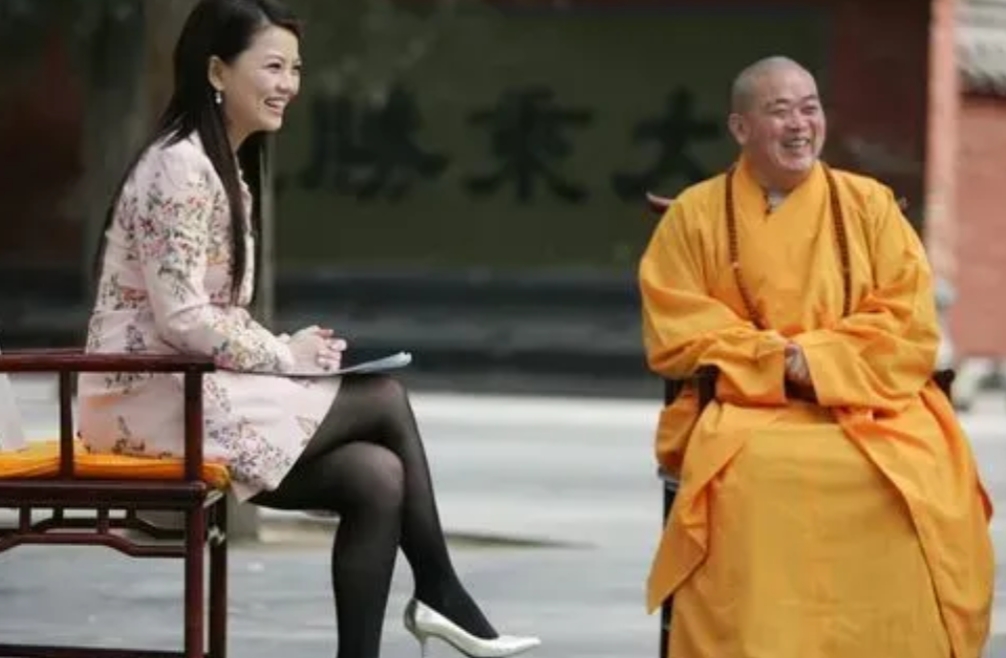 真是人间百态！网传照片是2008年，漂亮的主持人李湘采访方丈释永信。
照片中的李