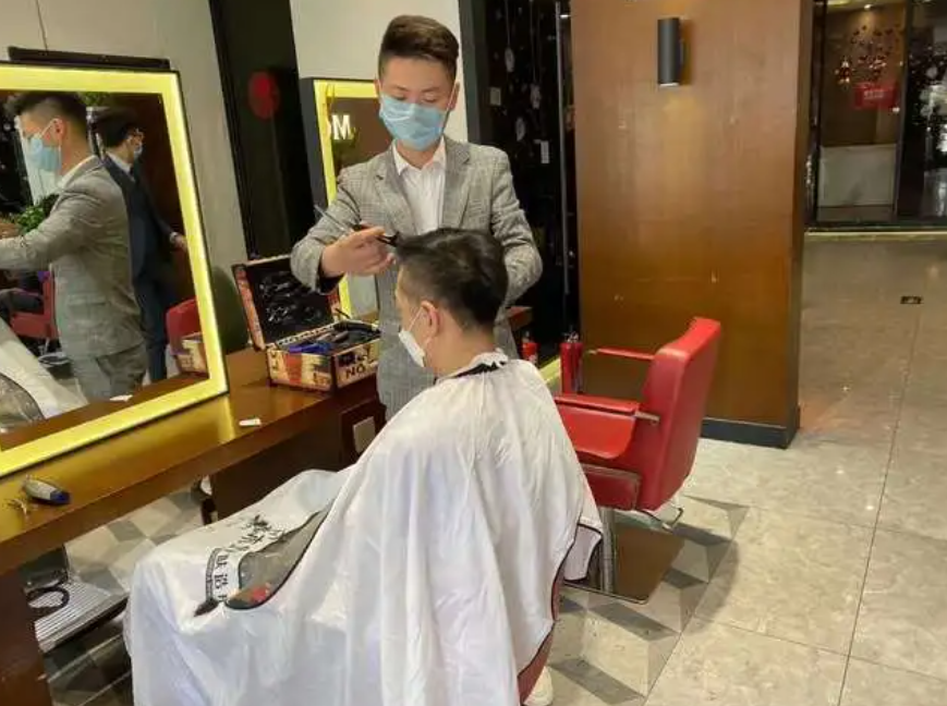 现在很多理发店都关门倒闭了，最主要的原因还是太贵，男人理发一次收费就20元，有的