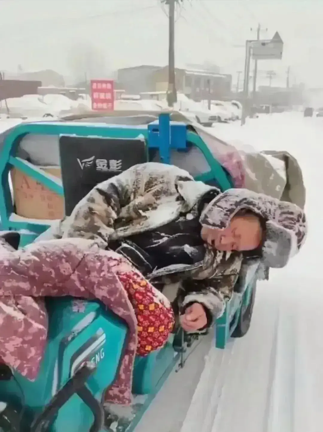 真是太让人心痛了！
一位大叔为了生计，生命就这样被定格在了这冰冷的大雪天，难道这