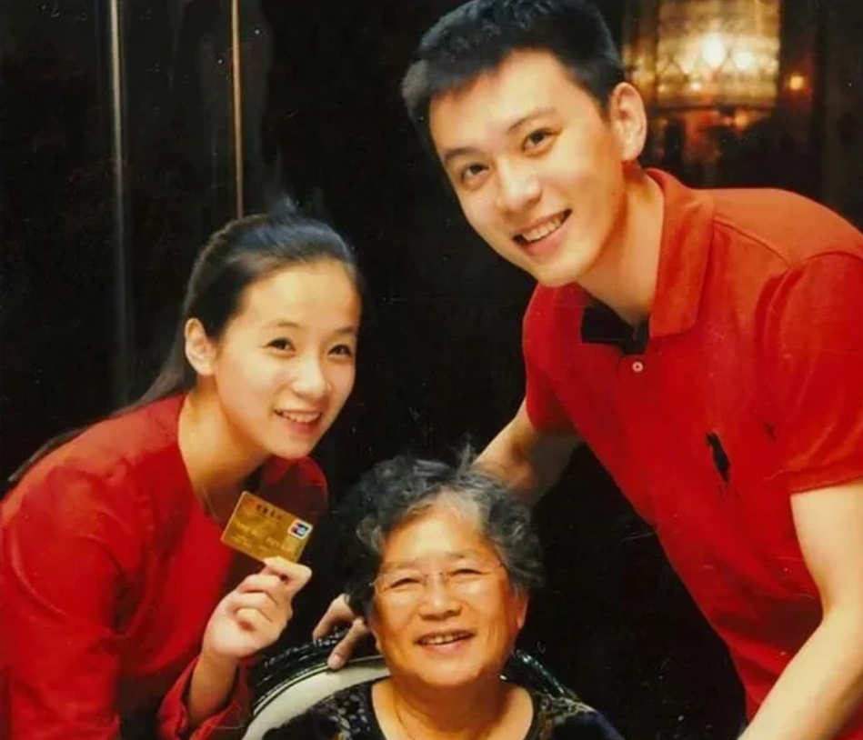 看了原配发的东西，大概意思是：她暗恋杨鸣但杨鸣不爱她且她一直知晓，在这种情况下她