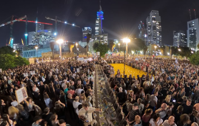 内塔尼亚胡的政治生涯基本宣告结束了，原因有两点，第一：11月26日，以色列民众再