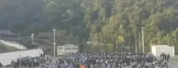 全国几万名警察去了云南临沧，去押解被遣返的大批诈骗犯，根据户籍领走了，最远的是来