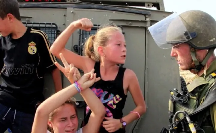 还记得当年加沙地带那个手握拳勇敢对抗以色列士兵的小女孩吗？如今她长大了，可是却被