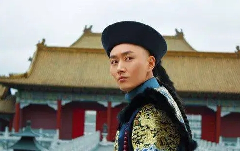 明朝不允许王爷无故进京，清朝不允许王爷无故离京，二者哪个高明？
明朝采取的是分封