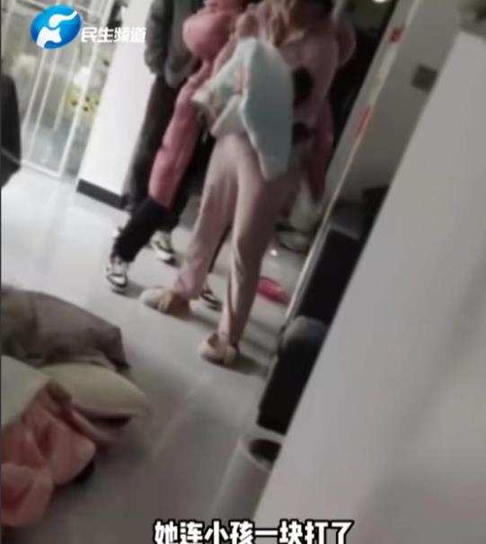 “实在歹毒！”河南郑州，一女子正在房间里，哄3个月大的婴儿睡觉，没想到，女房东和