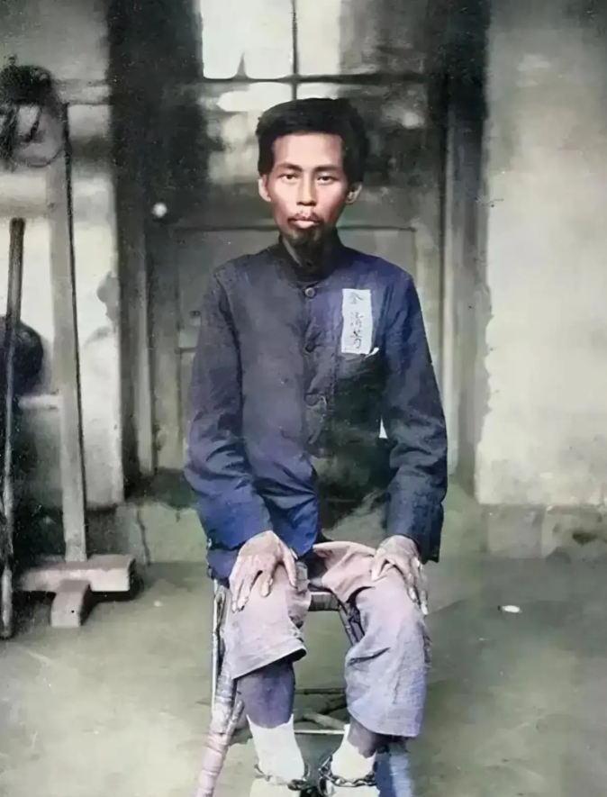用你发财的小手为民族英雄点赞+评论 谢谢！
1915年，台湾，余清芳的遗像成为了
