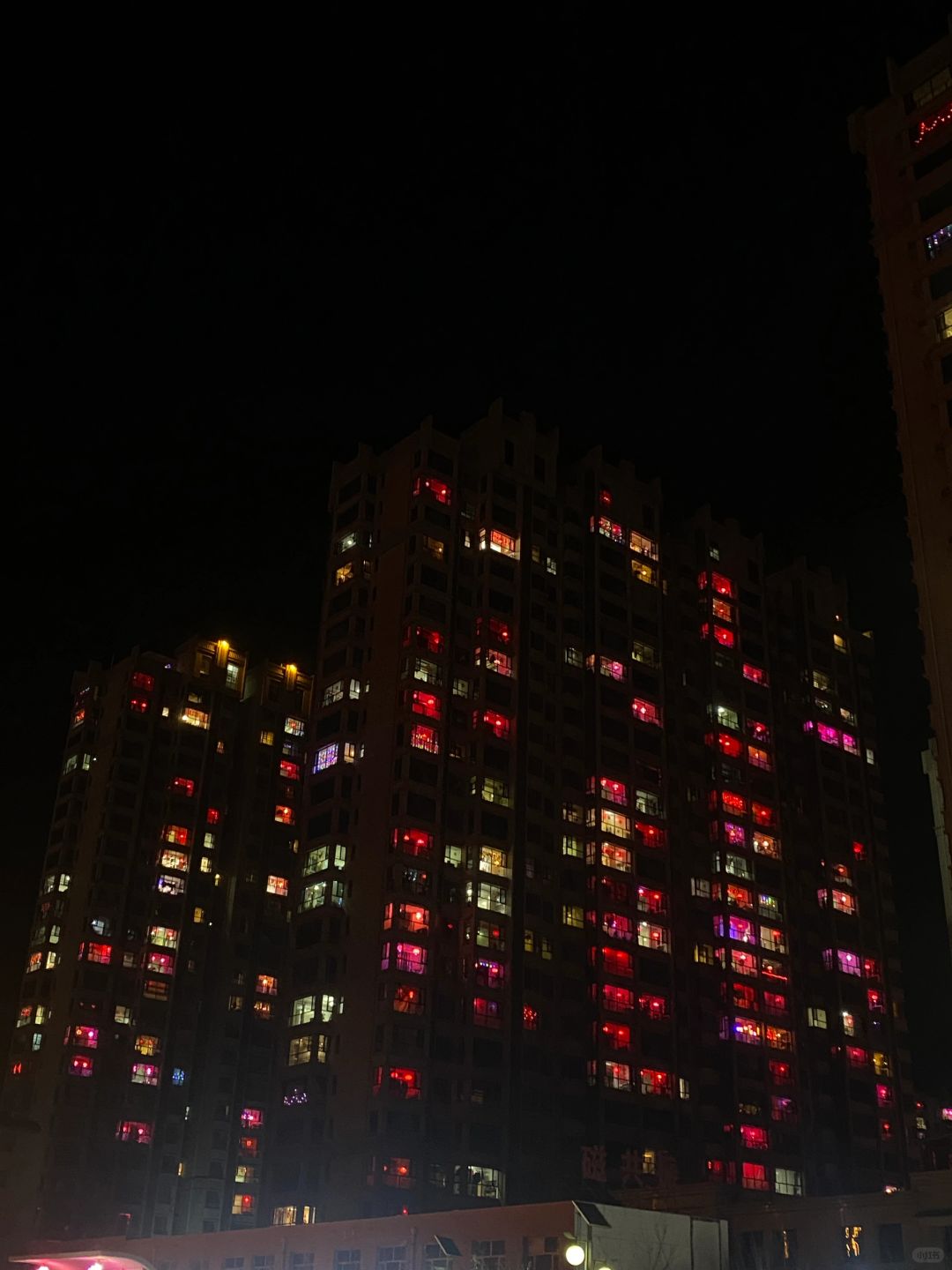 赛博朋克山西彩灯
没有一棵树可以在山西暗着过年
每条路上彩灯都不带重复的，一个比