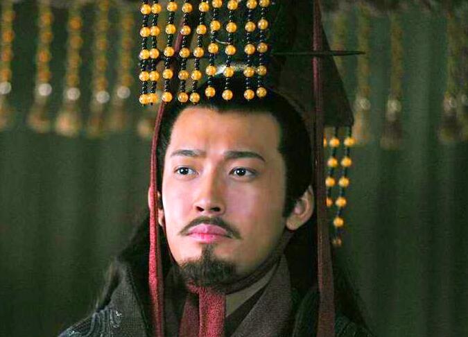 孙策死后，虞翻有落差感，经常怼孙权，敬酒就装醉，一点面子都不给。

三国演义中，