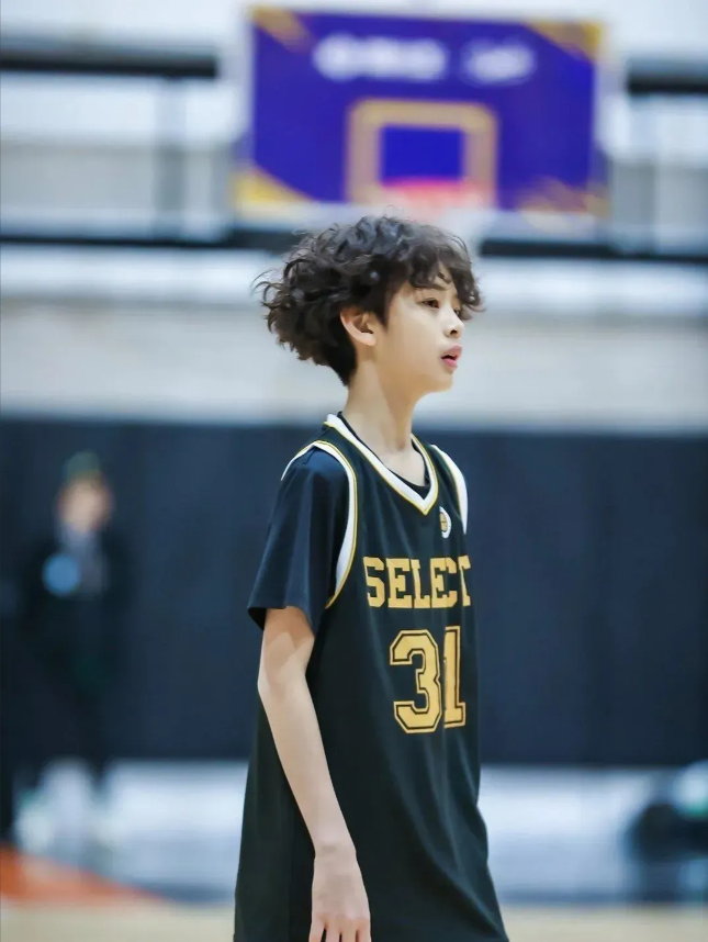 孙俪陪等等打篮球！
孙俪和邓超的儿子已经这么大了吗，时间好快等等都这么大了，模样