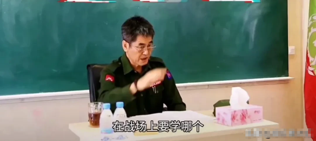 彭德仁给同盟军干部培训画面曝光！其中他有一个观点很是赞同，他说：“在战场上要学哪