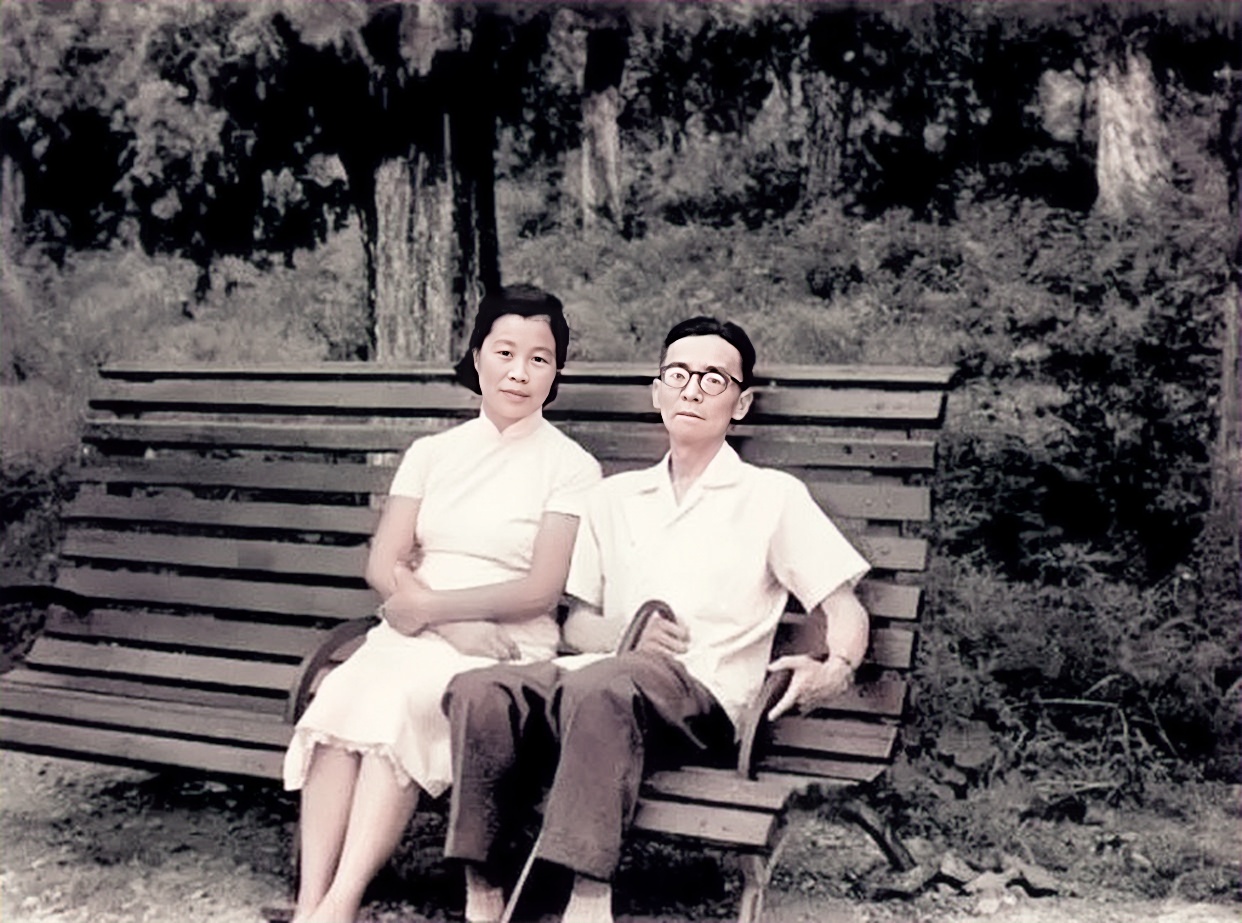 晚年的梁思成和妻子林洙，在公园休息的照片，在林徽因逝世七年后，梁思成娶了林洙过门