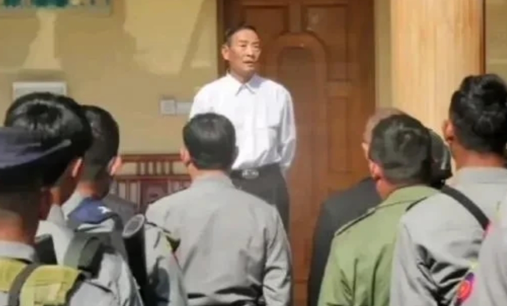 白所成聚集了老街的民兵大队和边防营，为大家进行了一场训话。
他慷慨陈词：“我们的