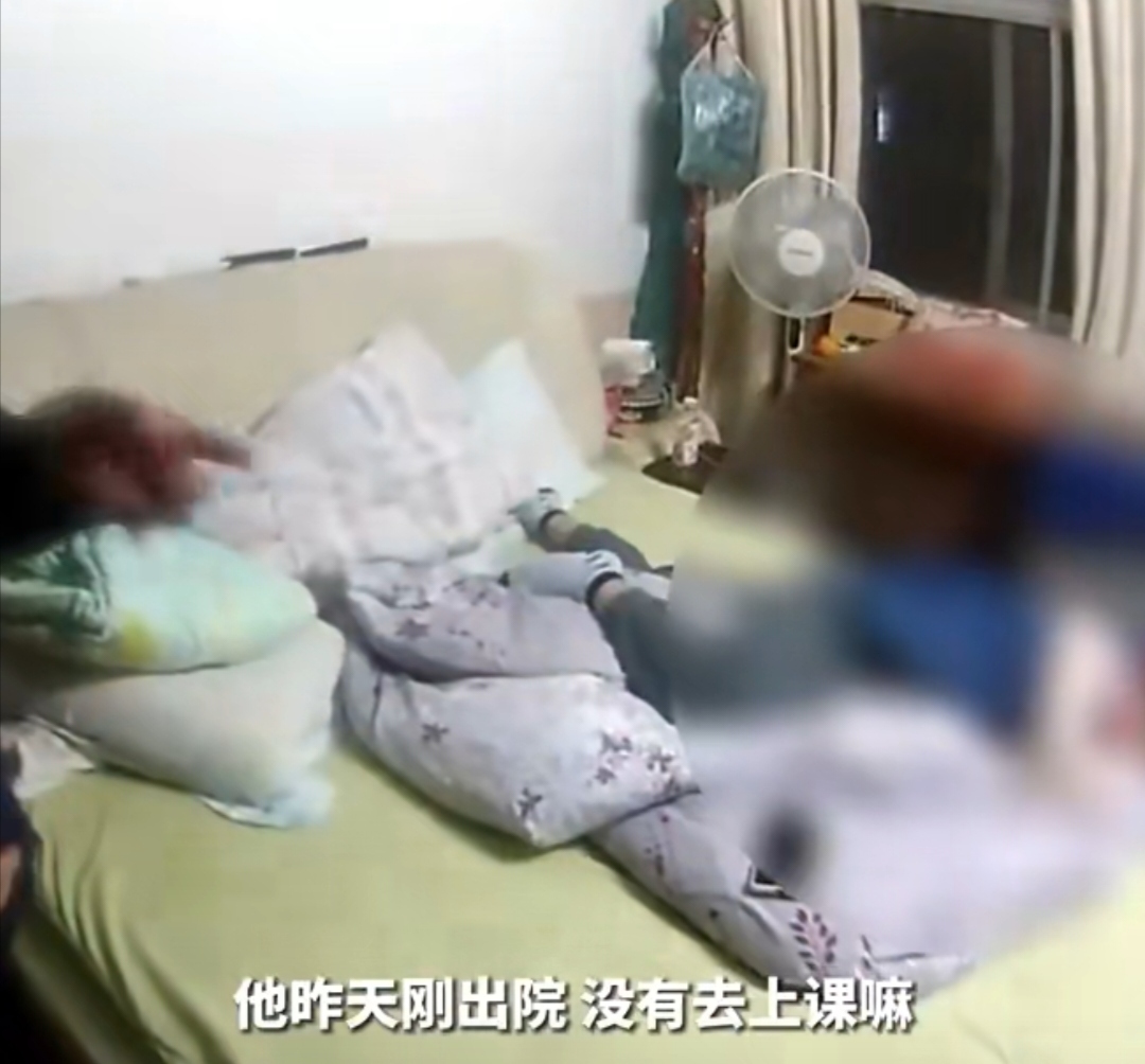 2天补齐3周作业男孩大哭报警
这两天网上一个11岁小男孩崩溃的视频挺火的，我都忍