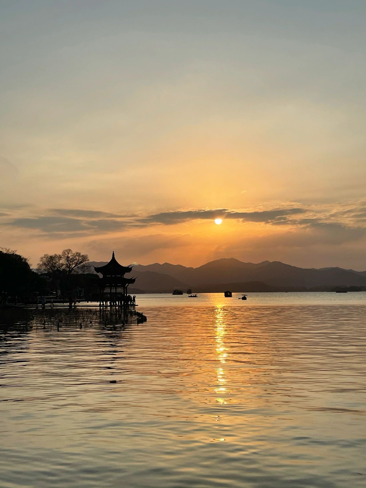 西湖游船｜夕阳🌇和爱人解锁摇橹船浪漫