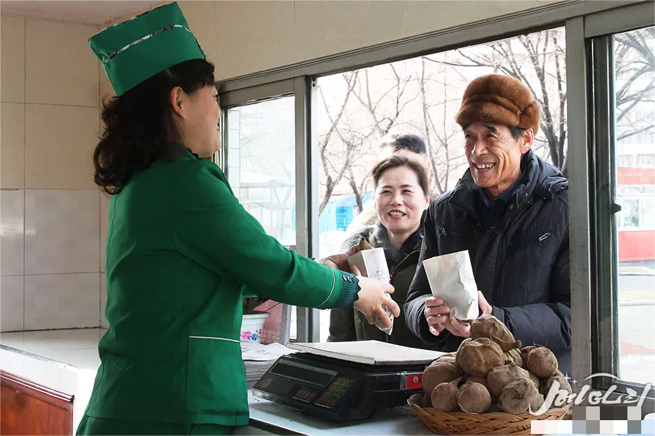 出现在朝鲜新闻中的烤红薯，证明了生活的富足