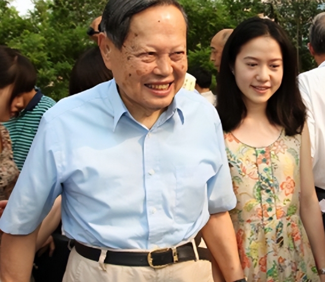 100岁的杨振宁躺在床上，有气无力的喊了一声翁帆，本在旁边打扫屋子的翁帆听到后赶