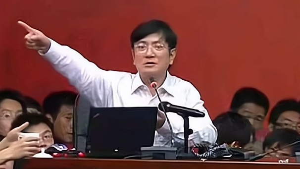 又被郑强的发言给刺激了！
郑强说，
现在的年轻人都怎么了？
二十几岁刚步入社会，