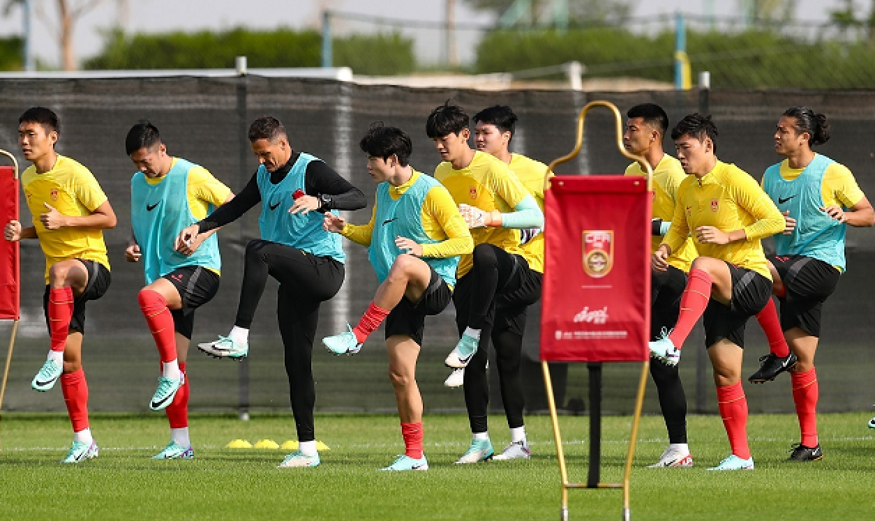 国足最新训练曝光！头球游戏气氛欢乐，扬帅督战，发挥身高优势
国足抵达卡塔尔多哈之