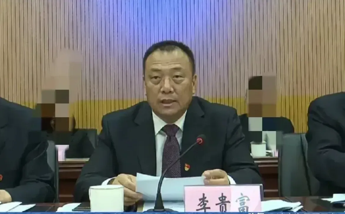 李富贵等人现在面临一个棘手的问题，那就是如何处理马树山这位退休老干部。他就像一个