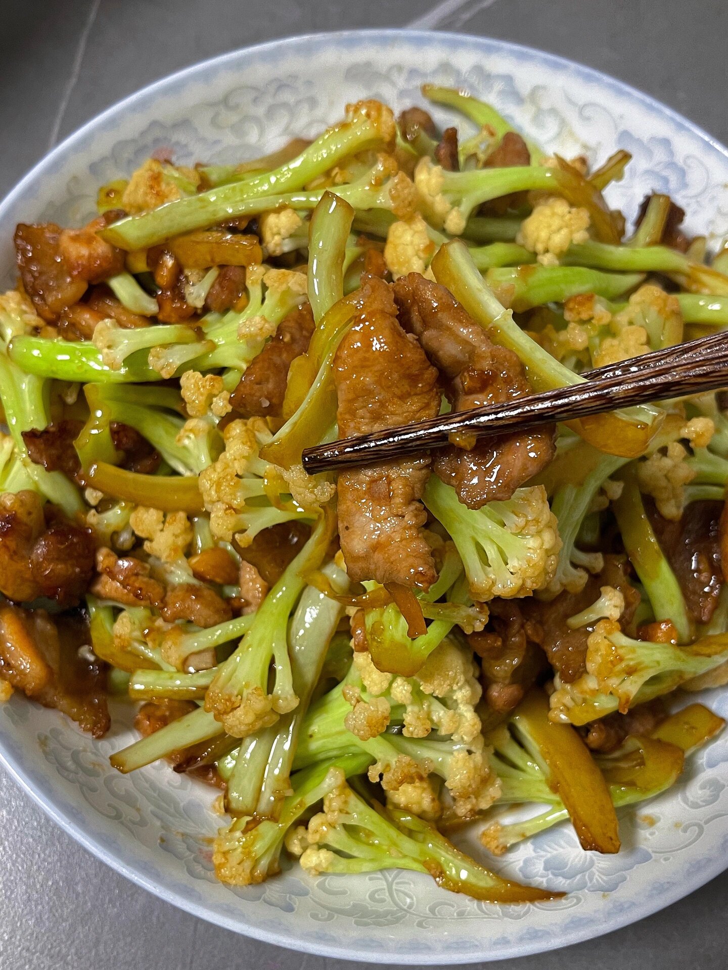 美味无敌下饭的干锅花菜，简单巨好吃……
今天做了一道巨好吃的干锅花菜，香辣入味！