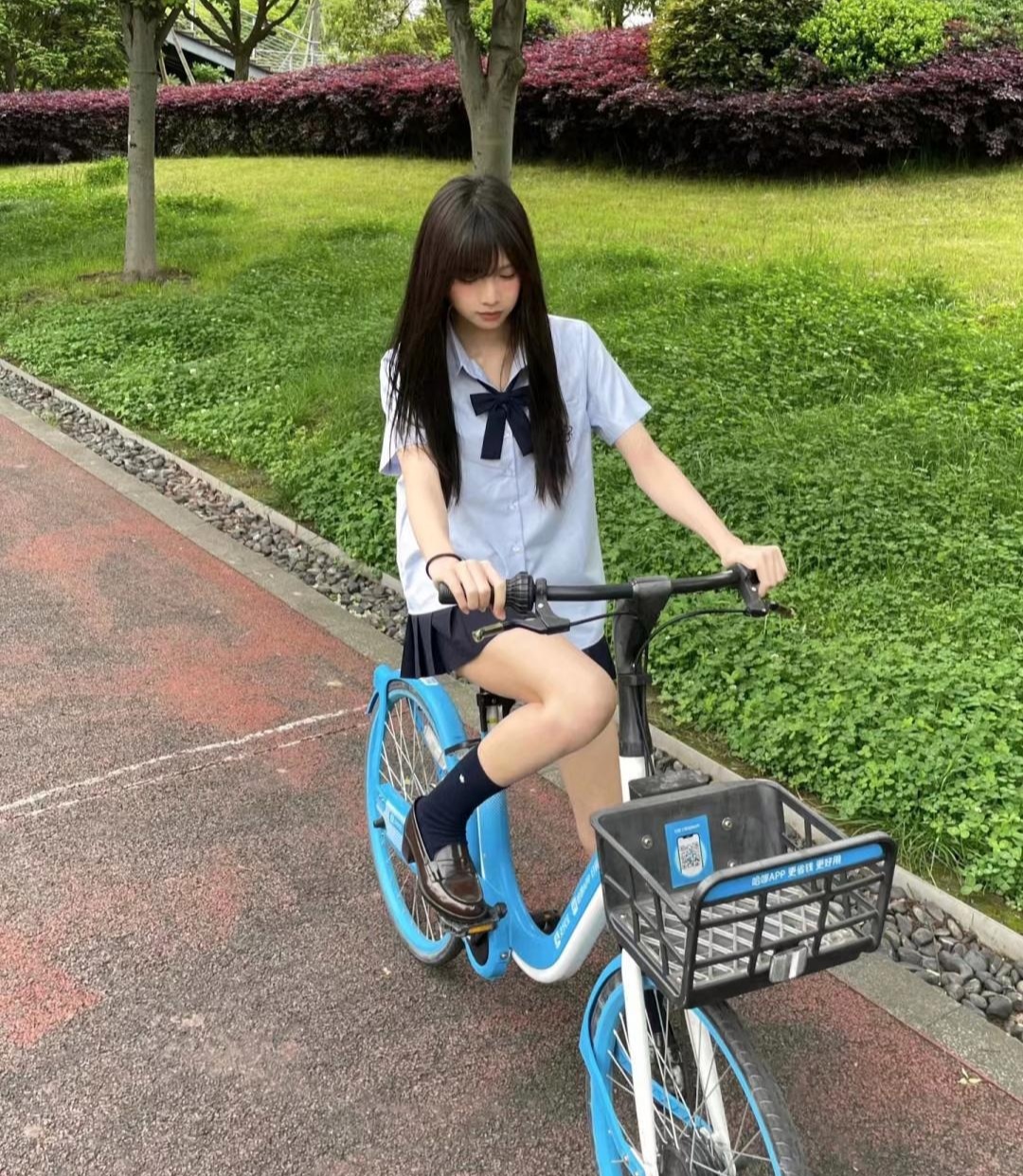 只要长的甜美可爱，骑个单车就能是一道美美的风景，好清纯的女孩子啊
