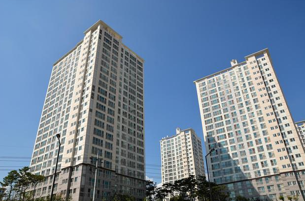 房子是不是要涨价了呀？刚才中介联系我，说我挂的那套房子现在整栋楼就剩我一家在卖了