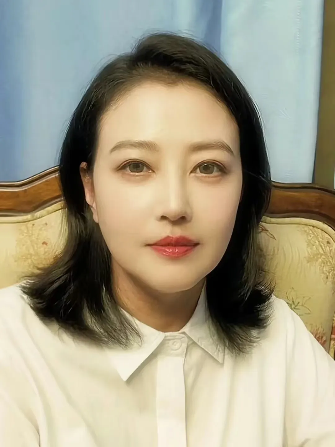 周海媚的情史很丰富，只可惜现在孤独一人。
1、1987年—1996年，与吕良伟结