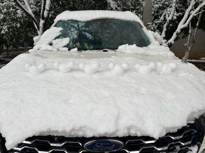 2024年的一场初雪❄️
两个不同学段的娃
同样都是早起出门
一个负重上课 
一