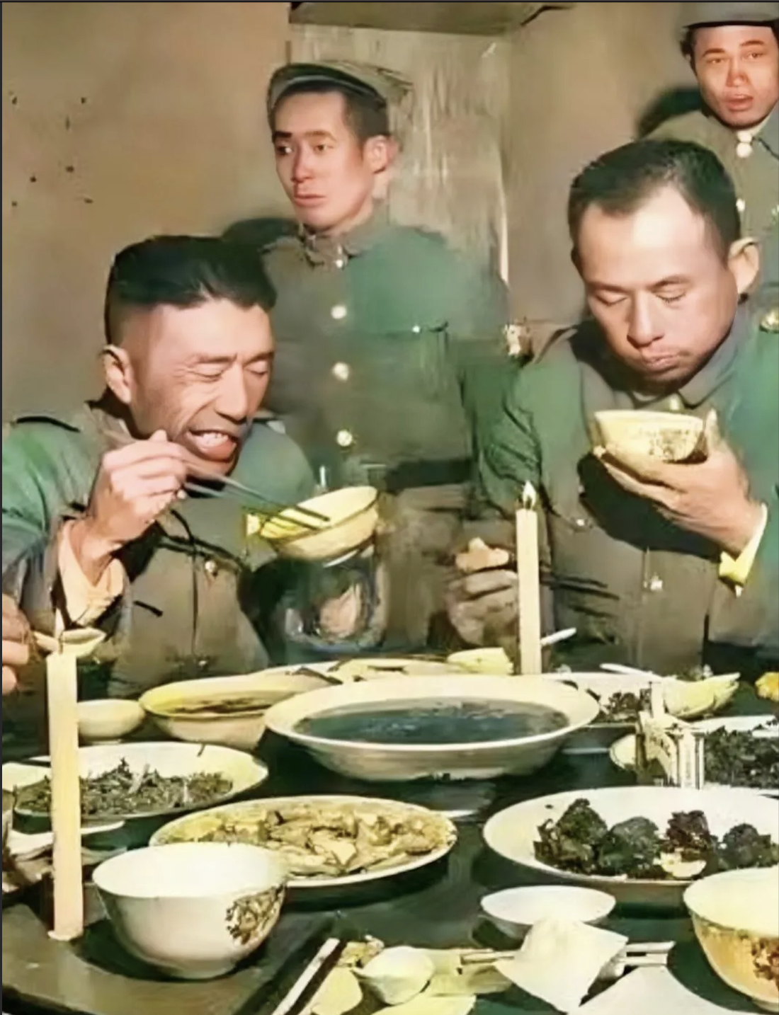 1948年，淮海战役中，两位国民党军官正品味一顿美餐。餐桌上摆满了各色佳肴，八道