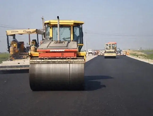 一吨沥青的价格是水泥的十倍还不止，明明用水泥铺路，路面更坚硬，成本也更低，为何全