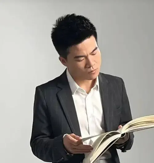 董宇辉在一次直播中曾说：“孩子不努力时，给他讲讲慢驴效应：有两头驴各自拉着一辆车